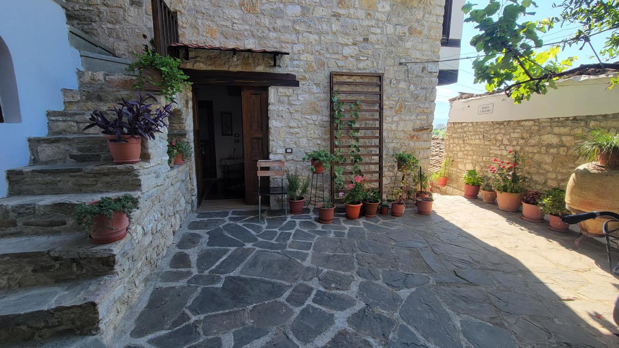 Guest House Mangalem Berat Kültér fotó