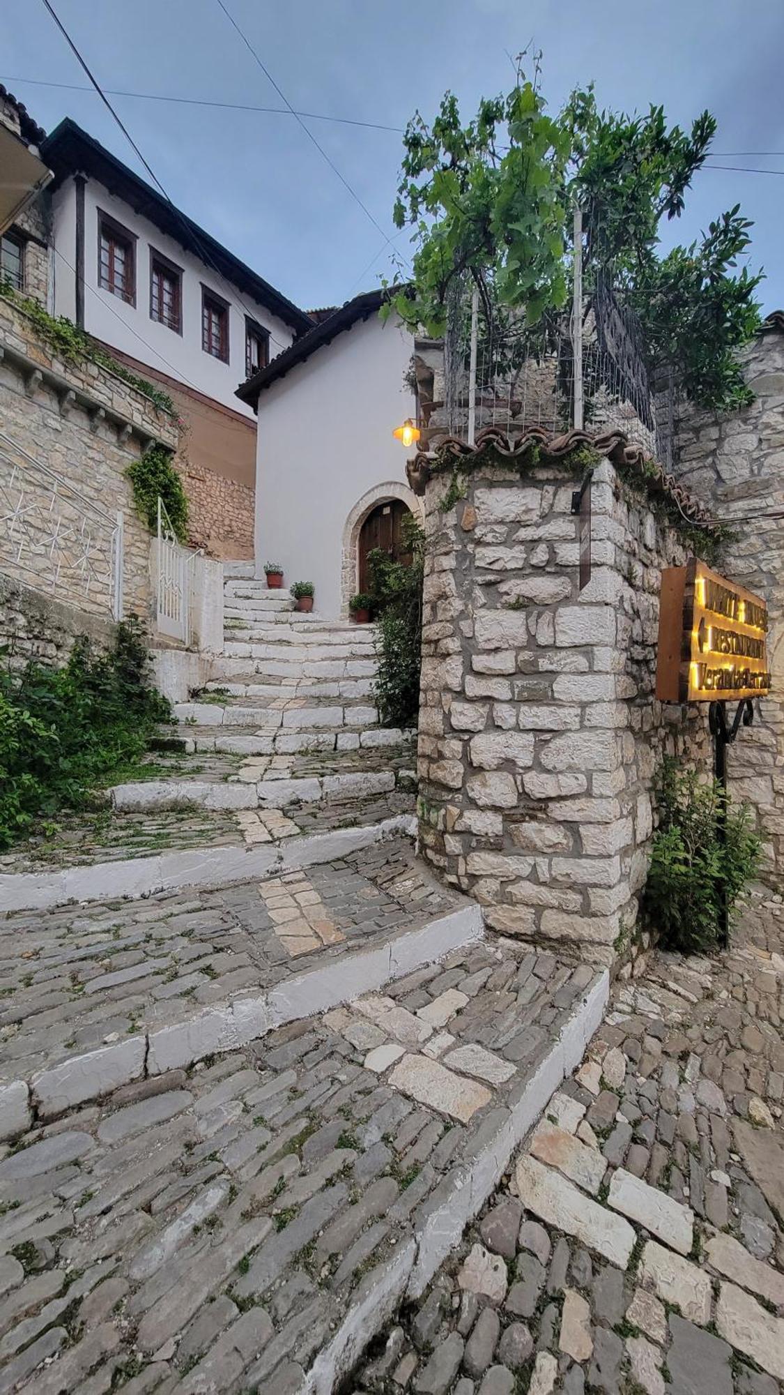 Guest House Mangalem Berat Kültér fotó